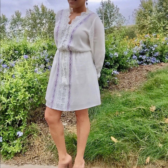 White v-neck shift dress w/embroidered detail - Picture 3 of 8